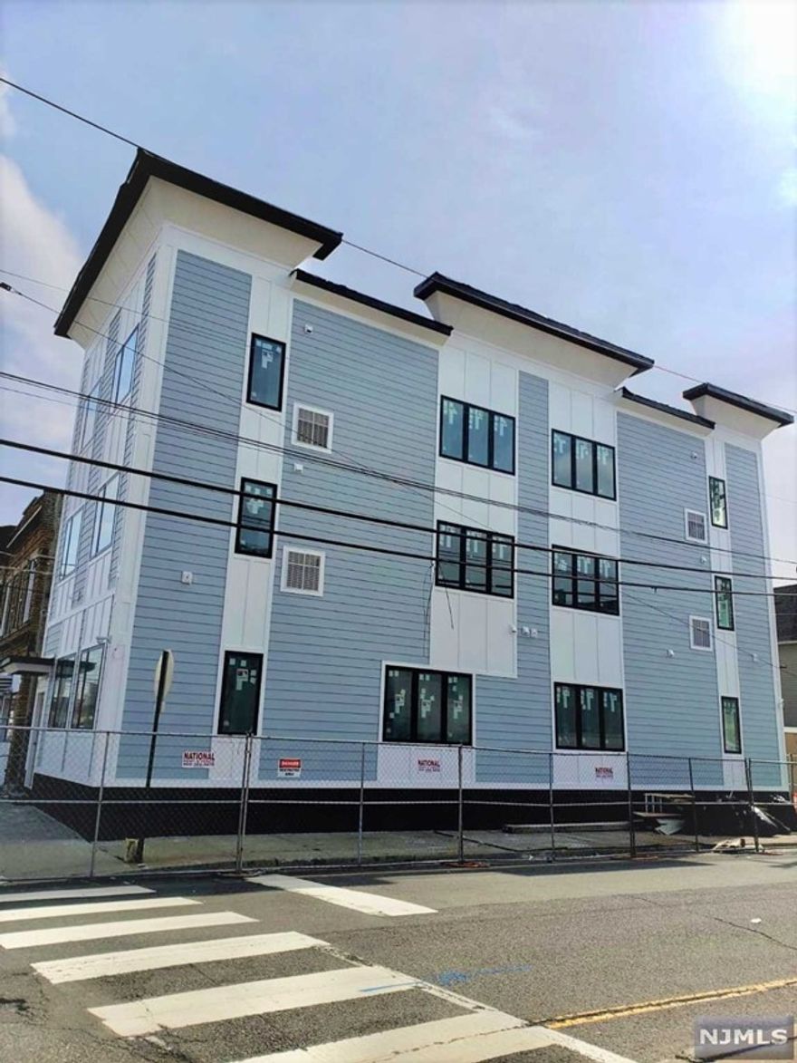 Brant Newly 2 bedroom 1 bath apartment unit. This unit comes with new appliances and has a great flow from the kitchen to living room, in unit Laundry. Close to all major shopping. Tenants pay for Utilities, No Pets. Street parking.