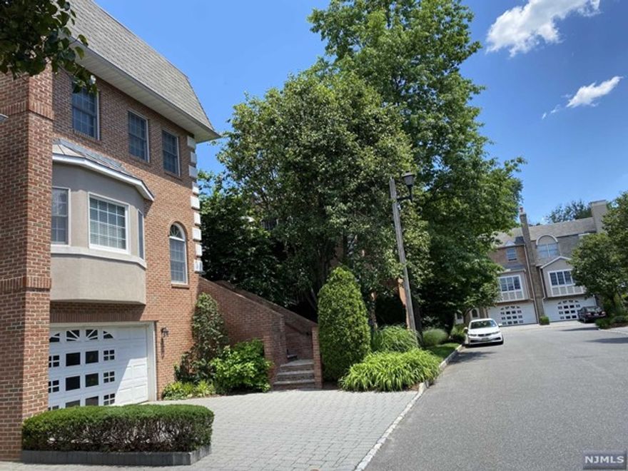 BIG END-UNIT FACING SOUTH, BEST LOCATION IN STONEGATE. TOP-RATED SCHOOL DISTRICT YET LESS THAN 15 MINUTES TO NYC. OPEN AND VERY BRIGHT. HARDWOOD FLOOR IN 1ST FL., STAINLESS STEEL APPLIANCES, WET BAR W/GRANITE COUNTER TOP EQUIPPED KITCHEN. CALIFORNIA CLOSET IN MASTER SUITE. THERE'S DECK OFF FAMILY ROOM AND WALKOUT PATIO FROM FAMILY RM IN GROUND FLOOR MAKES THIS HOME MORE ENTERTAINING.