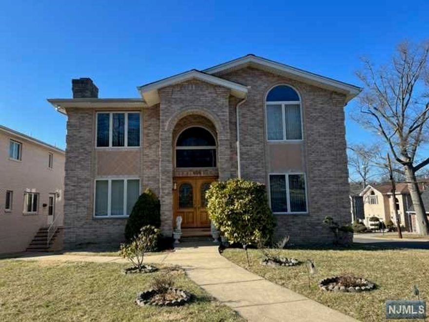 FABULOUS UNIT WITH PRIVATE ENTRANCE FEATURES THREE BEDROOMS, TWO FULL BATHROOMS, LIVING ROOM DINING ROOM AND EAT-IN KITCHEN. WASHER AND DRYER LOCATED IN APARTMENT FOR YOUR CONVENIENCE. CENTRAL AIR AND CENTRAL VACUUM