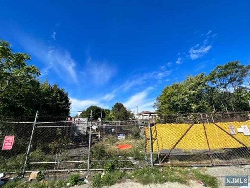 Available now!! Parking for cars, trucks or construction yard. Conveniently located near GSP, Shops, malls and NYC transportation.