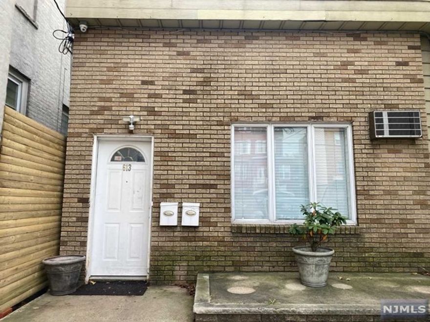 Extra large studio apartment conveniently located in the heart of Union City. Just 15 minutes to NYC and 10 minutes to Hoboken, conveniently located to one block from public transportation, shopping and parks, this bright apartment has everything that you need. Hot/Cold water included. Contact us today for a private showing.