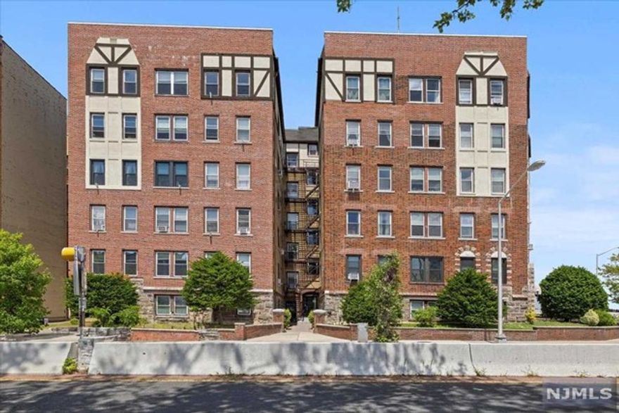 WELCOME TO MELROSE HALL CONDOS! IMMACULATE WELL MAINTAINED 1 BR 1 FB CONDO ON THE FAMED AND SCENIC BLVD EAST! SUPER EASY AND SUPER FAST COMMUTE TO MANHATTAN (15-20 MIN!)- BUSSES TO NYC ARE A FEW STEPS FROM THE BUILDING; FREE FERRY SHUTTLE FOR THE 10 MIN FERRY RIDE; SITUATED ON SCENIC BOULEVARD EAST WITH VIEWS OF NYC AND HUDSON RIVER; PARKING SPOTS FOR FEE ACROSS STREET OR PLENTIFUL STREET PARKING W/STICKER. CLOSE TO MANY GREAT SHOPS AND EATERIES; THE PROMENADE TO STROLL WITH VIEWS OF NYC ACROSS STREET; ONE BEDROOM ONE BATH WITH VIEWS OF NYC FROM WINDOW; LOTS OF NATURAL LIGHT! NEWLY PAINTED AND HARDWOOD FLOORS NEWLY SANDED AND POLISHED! UPDATED BATH; KITCHEN FEATURES STAINLESS APPLIANCES. LAUNDRY ON SITE; ELEVATOR BUILDING OR TAKE THE STAIRS AS WELL. 3RD FLOOR; BEST LOCATION FOR COMMUTERS OR IF YOU WORK IN THE AREA!