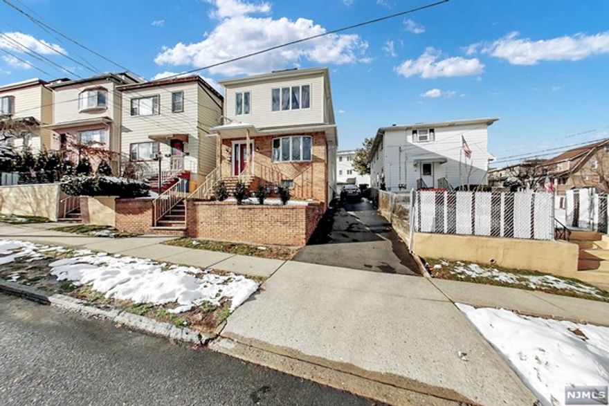 Welcome home to this bright, all renovated apartment with an open floor plan and plenty of space for everyone! Features include a spacious living and dining area, a kitchen with a peninsula breakfast bar, laundry hookups, driveway and direct access to backyard. Be sure to explore the real 3D Virtual tour and the detailed floor plans we prepared for you. Pets are welcome up to 50 pounds. Come and enjoy an all-renovated apartment and live with quality and comfort! We will meet you at the front door!