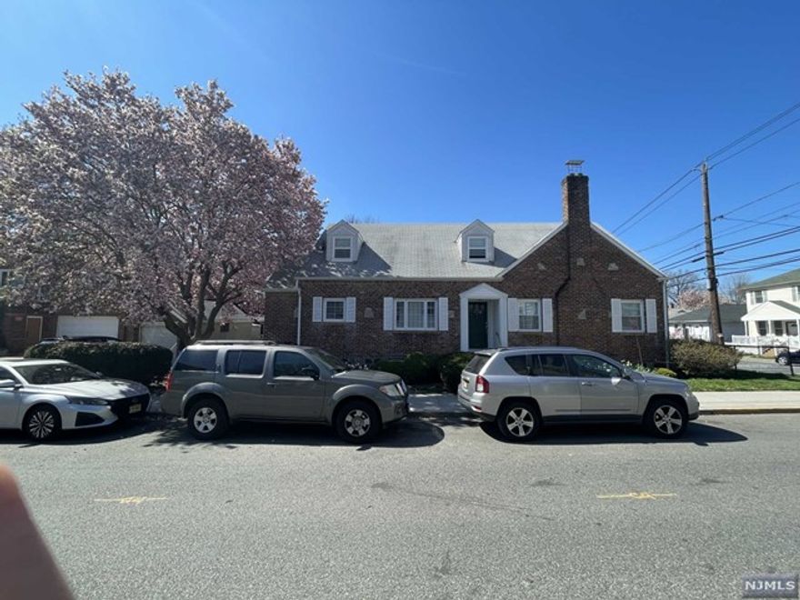 Lovely one bedroom, very bright, washer and dryer in unit, closed NYC trans/shopping/parking in the street but there will be plenty available.