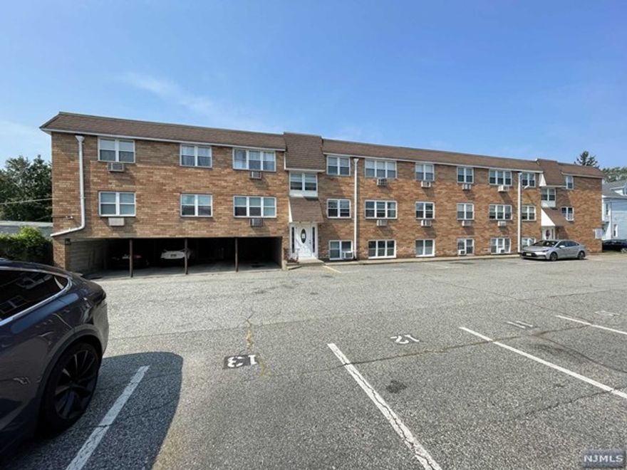 STUDIO APT IN A GREAT LOCATION IN PASSAIC. CLOSE TO SHOPS, BUSES AND SCHOOLS.