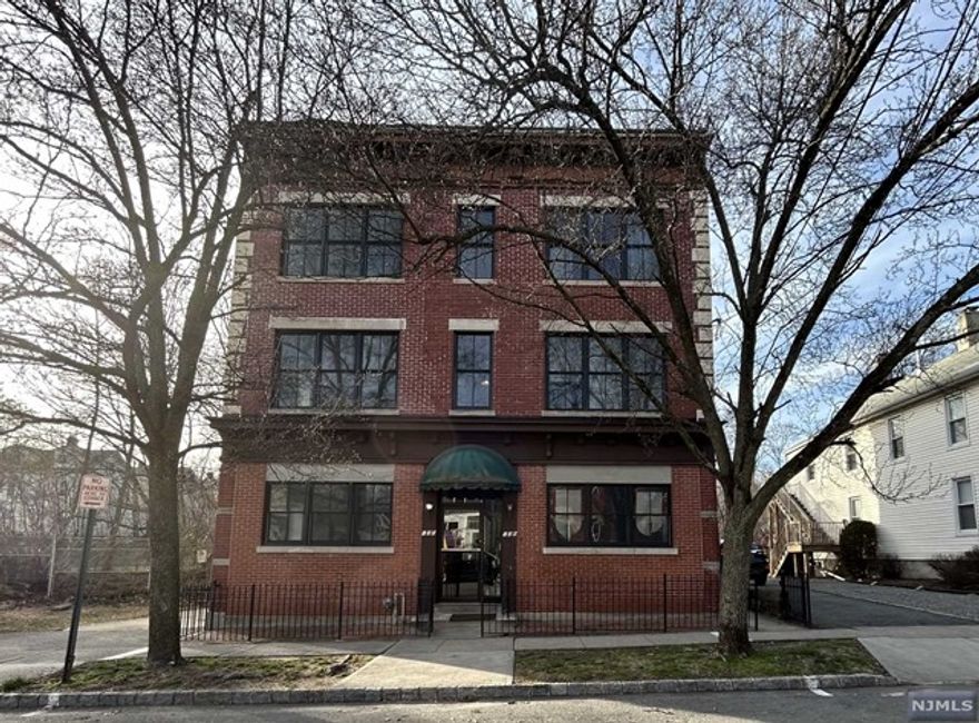 ONE BEDROOM APARTMENT IN THE HEART OF MONTCLAIR. HIGH CEILINGS. LARGE CLOSETS. SO CLOSE TO WALNUT STREET TRAIN STATION, FARMERS MARKET, SHOPPING, RESTAURANTS. 1 ASSIGNED PARKING SPOT. LAUNDRY IN BASEMENT. PETS ALLOWED WITH RESTRICTIONS.