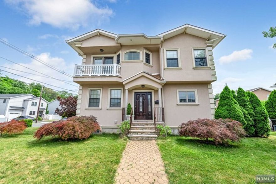 Welcome to this Beautiful Half side duplex offering 2,000 sqft of living space plus a driveway and garage. On the first floor you have a huge open Livingroom with Crawford ceilings, a half bathroom next to to the dining room and modern kitchen. The second floor offers 3 spacious bedrooms and 2 full bathrooms. The primary bedroom offers a walk-in closet and its own on suit bathroom. This house also offers a fully finished basement and a deck outside perfect for a barbeque or entertaining.