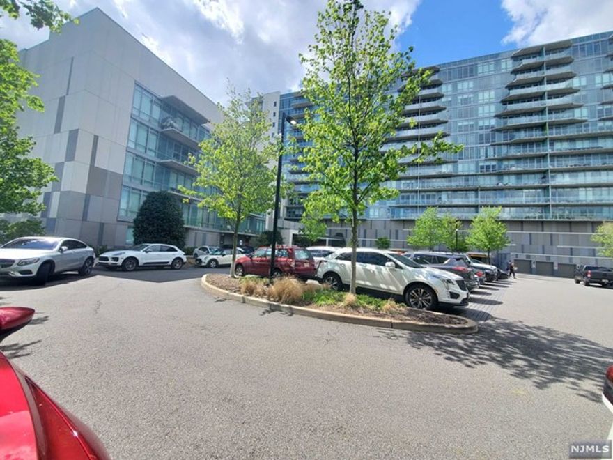 NEW LUXURY ONE PARK CONDO SPACIOUS 1 BR,1.5BATH UNIT (941SQFT). NY VIEW TERRACE ,6'OAK FLOOR THROUGH OUT, LIVING ROOM WITH 10 FT CEILING AND FLOOR TO CEIL WINDOW,DINNING AREA WITH CHANDELIER,CUSTOM WHITE CABINET WITH QUARTZ COUNTER TOP KITCHEN, LARGE BR AND FULL BATH WITH HUGE WALK IN CLOSET,CENTRAL A/C, WASHER/DRYER IN THE UNIT,HALF BATH, AUTO BLIND. AMENITIES INCLUDED 55' HEATED INDOOR POOL,OUTDOOR SUN DECK,RIVER VIEW FITNESS,PILATES RM,HOME THEATER,GOLF SIMULATOR PLAY ROOM,RESIDENT LOUNGE/KITCHEN,OUTDOOR BARBEQUE AREA,CHILDRENS PLAY ROOM,VALET PARKING,BIKE STORAGE, FOOTBALL PLAY ROOM...GUEST PARKING,SHUTTLE BUS TO FERRY EVERYDAY. RENT INCLUDED WATER,HOT WATER.PARKING...