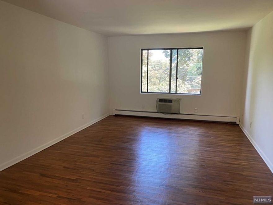 LARGE, 2ND FLOOR, ONE BEDROOM APARTMENT SET IN A QUIET HILLTOP AREA OF MAHWAH. THIS APARTMENT BOASTS A SPACIOUS LIVING ROOM AND DINING ROOM WITH SLIDING GLASS DOORS. ENJOY YOUR MORNING COFFEE ON THE COZY BALCONY. PARKING AND OUTDOOR POOL INCLUDED. LAUNDRY ON-SITE. LINDVALE GARDENS IS LOCATED JUST A FEW BLOCKS FROM RESTAURANTS, SHOPPING, AND EVERYTHING RT. 17 HAS TO OFFER. PETS WILL BE CONSIDERED.