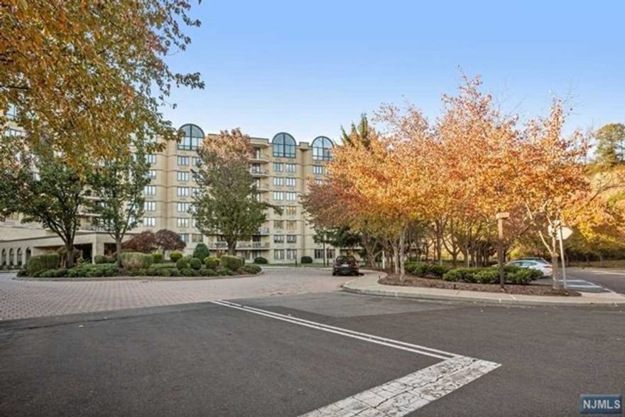 1 bedroom End Unit at Crown View Manor. Custom Closets. Balcony. Lovely views of the pool, cliff and lake. Currently the Lobby is undergoing a Spectacular Renovation. Amenities include: Valet Parking, Garage Parking, 24 Hr Concierge, Pool, Tennis, Fitness Center, Game Room & Lake w/Walking Track. Close to Transportation and Highways, 280, 287, 80 and Garden State Parkway. Needs TLC.