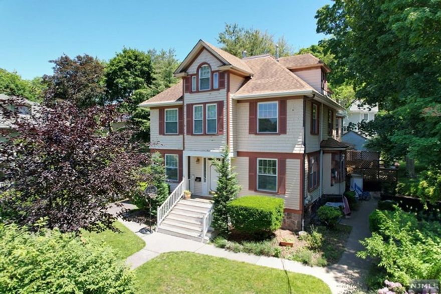 GREAT EAST HILL LOCATION. TWO BRIGHT BEDROOMS, HARDWOOD FLOOR THROUGHOUT, FIREPLACE, EAT-IN KITCHEN, HIGH CEILINGS, BRIGHT TALL WINDOWS, CENTRAL A/C, FINISHED BASEMENT, WASHER, AND DRYER, INCLUDES 2 ASSIGNED PARKING SPACES ON FRONT DRIVEWAY. THE LANDLORD WILL TAKE CARE OF THE LAWN. WALKING DISTANCE TO MAUGHAM SCHOOL, NY COMMUTER BUS (#166), AND HOUSES OF WORSHIP.