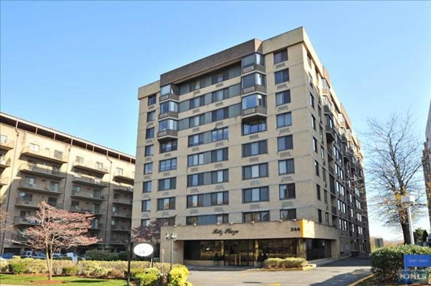 Very nice 1100 sq. ft. 1/bed/bath apt. in luxury mid rise building. apt. is in mostly original but well maintained. Apt. will be painted, cleaned for new tenant. Rent includes 1 indoor garage, gym, and hot water.