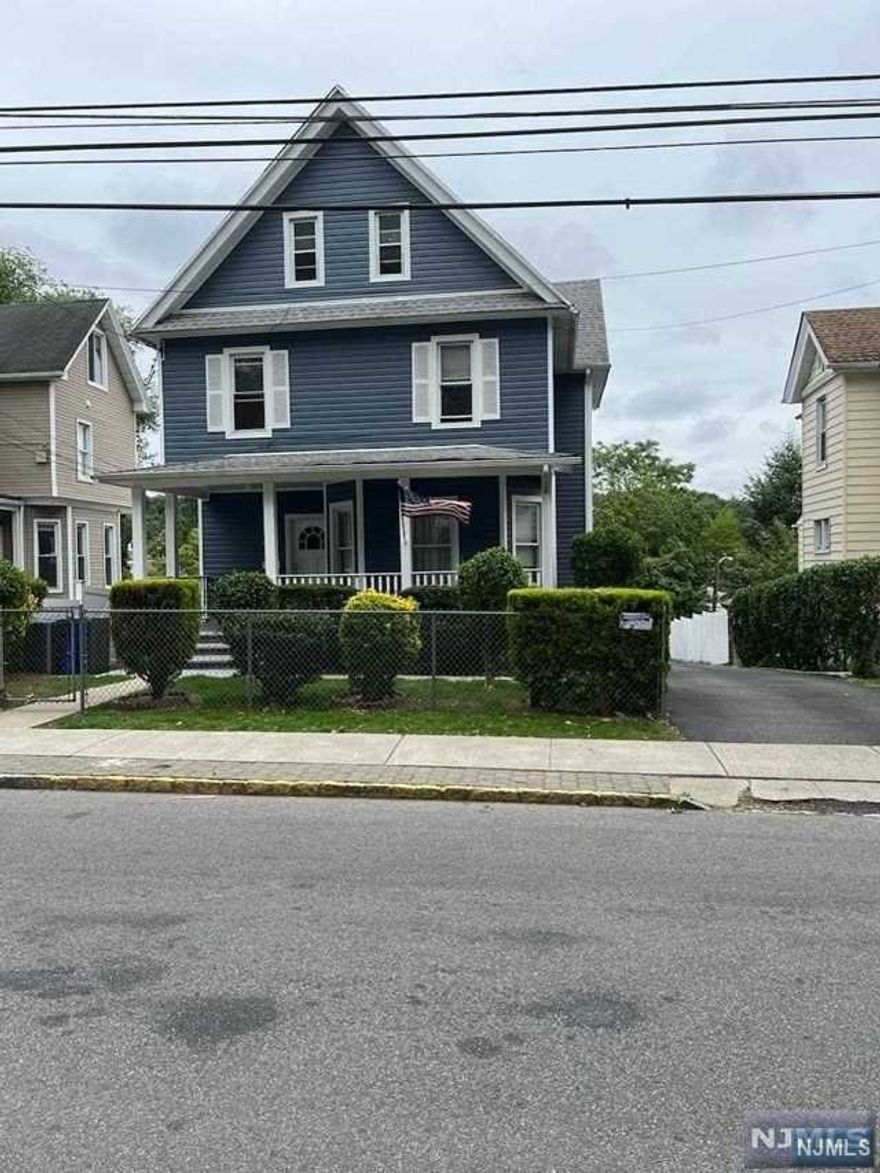 OK HERE YOU GO FULL THREE BEDROOM APARTMENT WITH PLENTY OF PARKING CLOSE TO SCHOOLS AND TRANSPORTATION SHOPPING