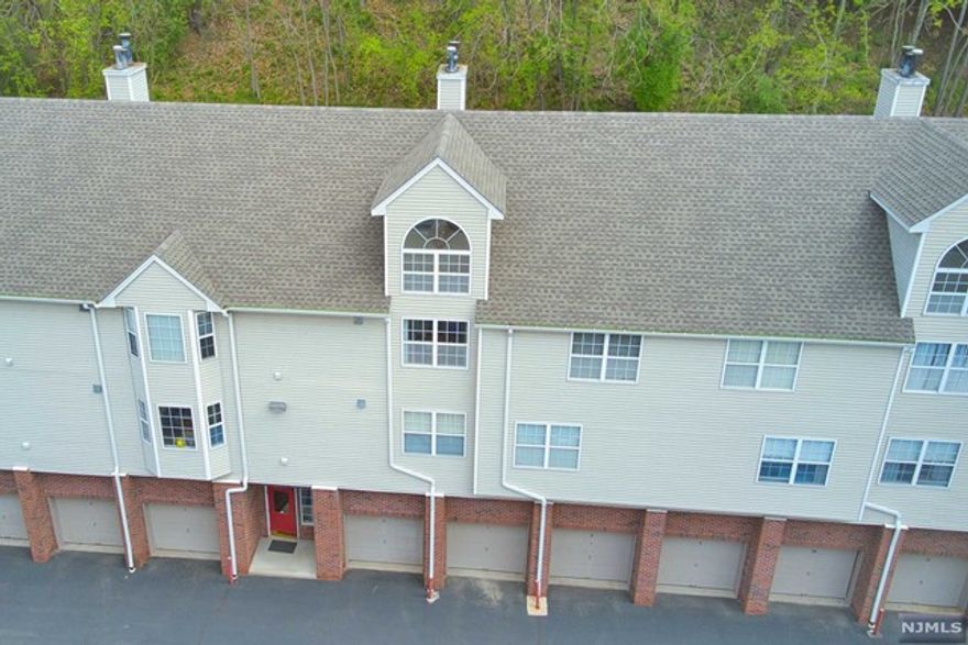 Bright and Clean 2 Bedrooms , 2 full Bath with Loft ( possible use 3rd Bedroom ).Living and Dining combo with Fire Place and Balcony. Laundry in unit with full size washer & dryer. Extra storage in Basement. Convenient Location. Close to Shopping, Schools, major highway and Public Transport.