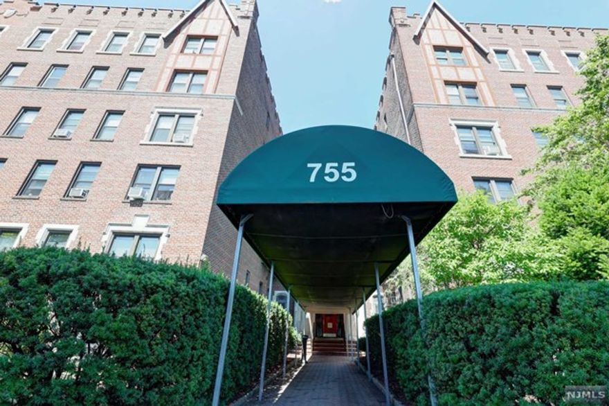 BRIGHT&SPACIOUS THE LARGEST 1 BR IN THE BLDG 1058SQ.HIGH CELLINGS, CROWN MOLDINGS, MODERN KITCHEN, CUSTOM MADE KITCHEN CABINETS, GRANITE COUNTERTOPS AND STAINLESS-STEEL APPLIANCES. LOTS OF WALK-IN CLOSETS. VERY CLEAN, MOOVE IN CONDITION.FORT LEE BORDER, CLOSE TO SHOPPING, SCHOOLS, RESTAURANTS, PARKS.