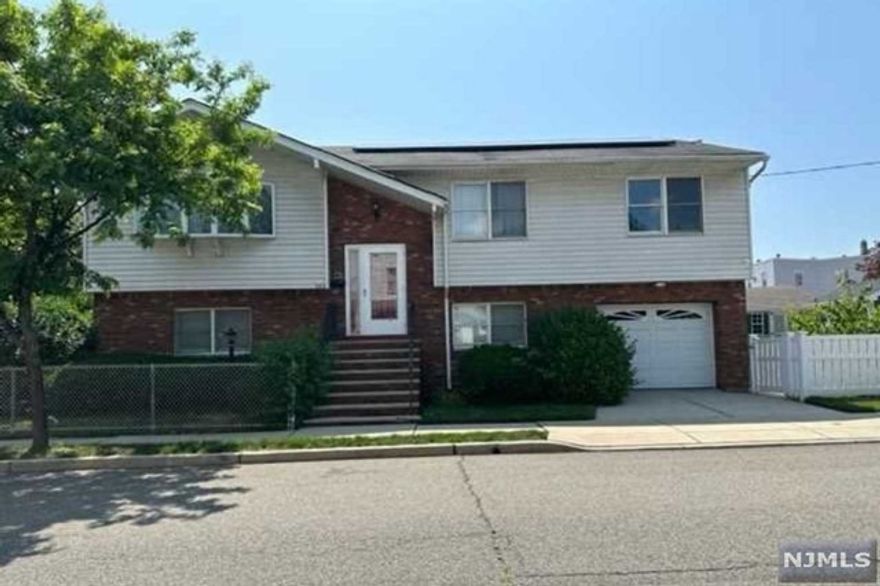 1st floor apartment, with washer and Dryer and use of yard.