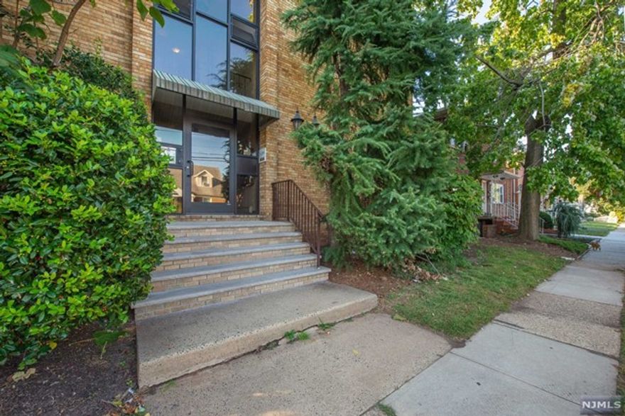 Beautiful unit well maintained with lots of upgrades, bath, kitchen, hardwood floors. open floor concept. The ideal location walking distance to public trans.