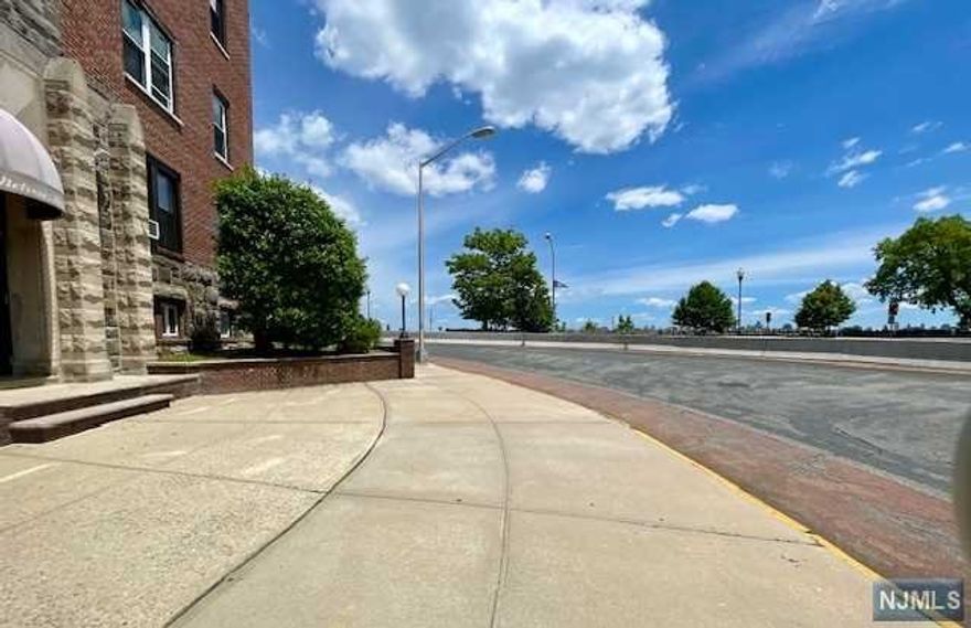 Step into luxury living at Melrose Hall! Our exclusive unit consists of breathtaking city views and entails (2) bedrooms, and a versatile den that can be used as a third bedroom, family room, or office space. Enjoy the generous-sized living room, a spacious dining room, and a kitchen complete with sleek stainless steel appliances. This building comes with an elevator for convenience, and laundry on site. Street parking/Paid Parking is available. Pets Conditional. Close proximity to nearby parks, transit, and restaurants. Please note that landlord takes care of heat and hot water.