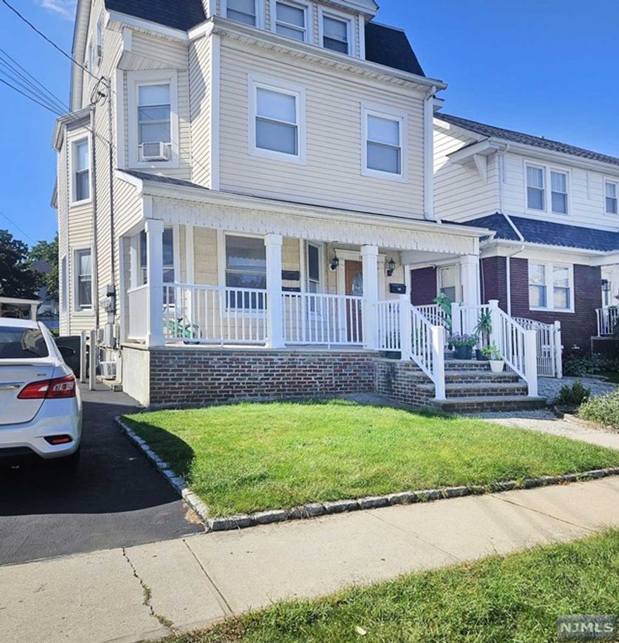 1st Fl, 3-bedroom apartment, (or 2 beds for $2,500) living room, kitchen with a breakfast bar and in-unit laundry. Hardwood floors throughout. Spacious and bright apartment. Sorry, no pets. Includes 1 parking space with no street parking issues. See it today!