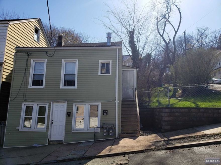 First floor renovated 1 bedroom, kitchen and living room apartment. Conveniently located near Rte 80 for commuters.