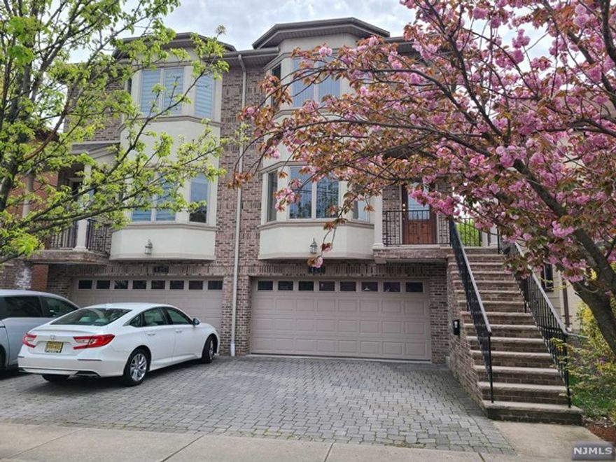 YOUNG ALL BRICK SPACIOUS 3BR, 2&1/2 BTH DUPLEX ON PRIMARY RESIDENTIAL AREA IN THE TOWN. ALL HARDWOOD FLOORS, VERY CLEAN AND WELL MAINTAINED. ENJOY THE CONVENIENCE OF SHORT DISTANCE TO NYC TRANSPORTATION, SHOPPING, RESTAURANT ETC. NO PETS,NO SMOKING ALLOWED.