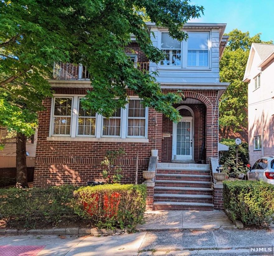 Fabulous one bedroom one bathroom apartment on a tree lined street. Open kitchen with separate dining area surrounded by windows. Living Room, Bed Room, Bath, and Kitchen have a lot of closet space. Southern exposure and lots of sunshine. High ceilings. Beautiful woodwork. Owner occupied, unfurnished. Owner provides heat and hot water. Nonsmoking apartment.