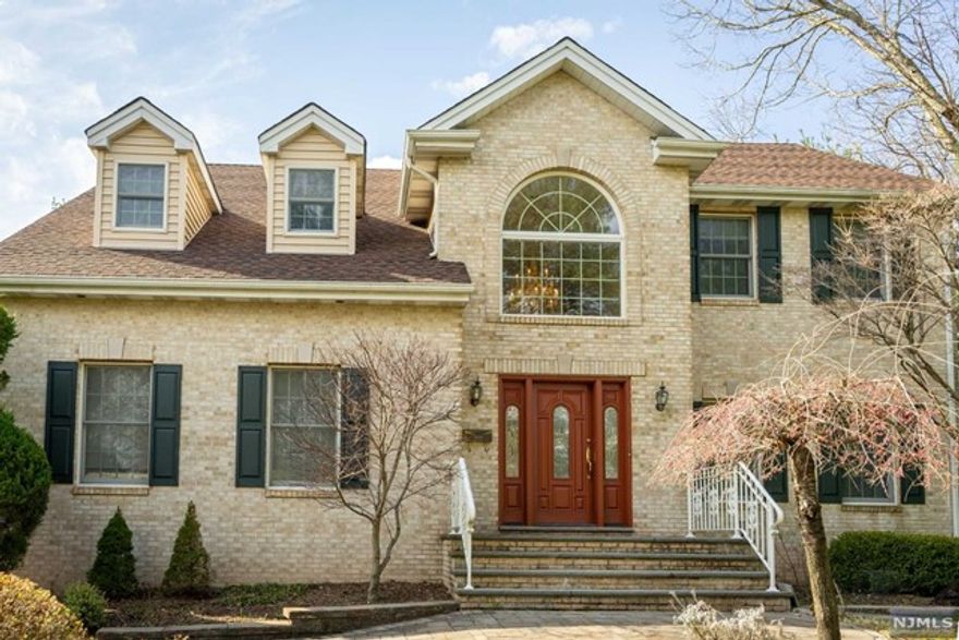 THIS BEAUTIFUL COLONIAL RENTAL IS LOCATED IN A DESIRABLE RESIDENTIAL AREA, WHILE TUCKED OFF THE ROAD BY MATURE WELL-KEPT TREES AND HEDGES. INSIDE, YOU ARE WELCOMED INTO AN OPEN KITCHEN THAT FLOWS INTO A BEAUTIFUL HARDWOOD FLOORED SUNKEN FAMILY ROOM. THE IMPECCABLY MANICURED AND FENCED BACKYARD CAN BE ACCESSED THROUGH SLIDERS FROM BOTH AREAS. FULLY FINISHED BASEMENT IS MAKING IT AN ENTERTAINMENT ZONE THAT IS PEFECT FOR THE WHOLE FAMILY TO ENJOY. A WALKING DISTANCE FROM/TO ALL SCHOOLS, SHOPS, RESTAURANTS, LIBRARY AND NYC BUS.