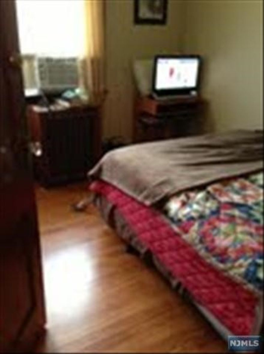 NICE ONE BEDROOM APARTMENT W/LIVING ROOM,SITTING ROOM,WALK-IN CLOSET,EAT-IN KICHEN,FULL BATHROOM,OWNER PAYS FOR HEAT/HOT & COLD WATER,GAS,TENANT PAYS ELECTRIC,STREET PARKING,NO PETS,1.5m security/broker's fee/1st month rent/good credit/income/NO SMOKING