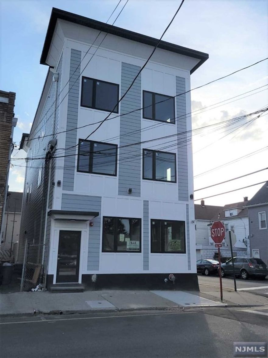 Brant Newly 2 bedroom 1 bath apartment unit. This unit comes with new appliances and has a great flow from the kitchen to living room, in unit Laundry. Close to all major shopping. Tenants pay for Utilities, No Pets. Street parking.