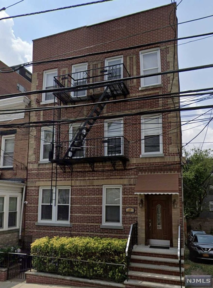 Beautiful 1-Bedroom 1-Bathroom Apartment Stainless Steel Appliances There is hardwood flooring throughout the unit as well as granite counter tops, Heat and hot water included must have good credit and Income. Off-street residential-permit-parking as well as municipal parking lot located 1 block away.