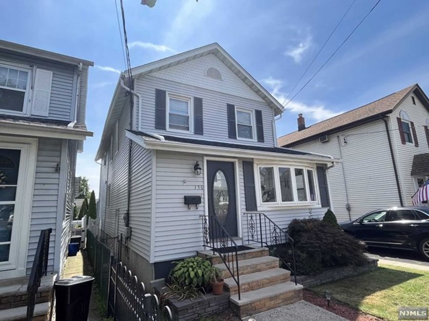 2 Bedroom appartment in a desirable area of North Arlington. I block walking distance to bus station to NY. Short distance from major routs 3, 17, GSP and NJTPK. Beautiful kitchen island with SS apliances and granite countertops. Shared drivewey for 1 car. There is plenty of street parking.