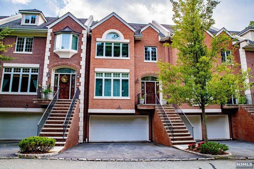 NEWER LUXURY TOWN HOUSE 'DOROTOCKEY'S RUN'LOCATED IN VERY QUIET & NICE AREA. BEAUTIFUL HARDWOOD FLOORS THROUGHOUT, LARGE & BRIGHT LIVING ROOM, MODERN EAT IN KITCHEN W/GRANITE COUNTER TOP, FAMILY ROOM W/ FPL, LARGE WOOD DECK W/BEAUTIFUL VIEW, MASTER SUITE W/FBTH-JACUZZI, W-I CLOSET...FINISHED BASEMENT FEATURES GUEST ROOM W/FBTH, SLIDING DOOR TO LARGE PATIO W/ BEAUTIFUL BACKYARD, ACROSS FROM THE OLD TAPPAN GOLF COURSE...GREAT AWARD WINNING BLUE RIBBON SCHOOL SYSTEM... PLEASURE TO SHOW!!!