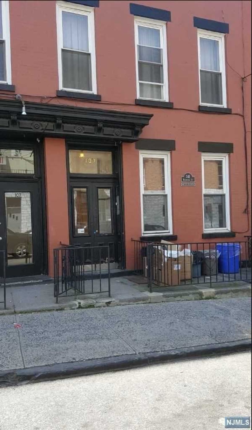 GREAT STUDIO APARTMENT IN AMAZING DOWNTOWN HOBOKEN LOCATION!! RENOVATED THROUGHOUT WITH FULL KITCHEN INCLUDING DISHWASHER! FIRST FLOOR UNIT WITH MULTIPLE CLOSETS AND HARDWOOD FLOORS! WASHER/DRYER IN BASEMENT AND CLOSE TO EVERYTHING HOBOKEN HAS TO OFFER - 1/2 BLOCK TO WASHINGTON ST AND 4 BLOCKS TO PATH!!