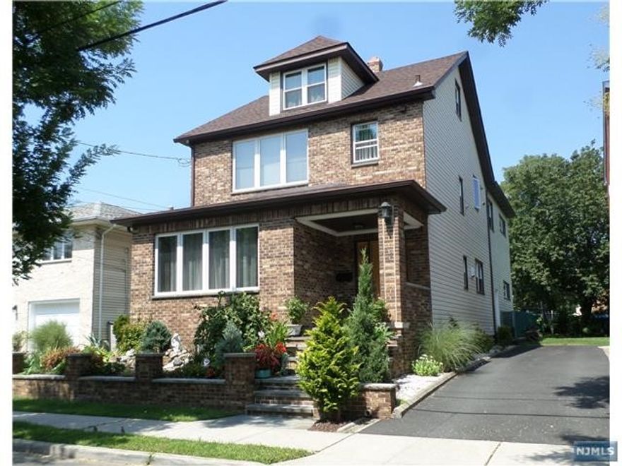 BEAUTIFUL AND SPACIOUS 1 BRM APARTMENT LOCATED 5 MIN WALKING DISTANCE TO NYC BUS STOP. THIS BRIGHT & CLEAN 1ST FLOOR UNIT OFFERS LG LR, MEIK W/REFRIGERATOR & NEWER STOVE, LARGE BRM W/TWO DOUBLE CLOSETS, & UPDATED FBTH(SOT). NEWER FLOORS, WALL AC & CEILING FANS. SORRY, NO PETS, NO SMOKING, NO LAUNDRY. STREET PARKING ONLY. SEPARATE UTILITIES. COLD WATER & HEAT INCLUDED. REQUIREMENTS FOR ALL APPLICANTS: APPLICATION, EMPLOYMENT VERIFICATION, REFERENCES, PROOF OF ABILITY TO PAY RENT, CREDIT CHECK (MINIMUM 700 FICO SCORE IS REQUIRED), & INTERVIEW. GREAT FOR COMMUTERS, WON'T LAST LONG.