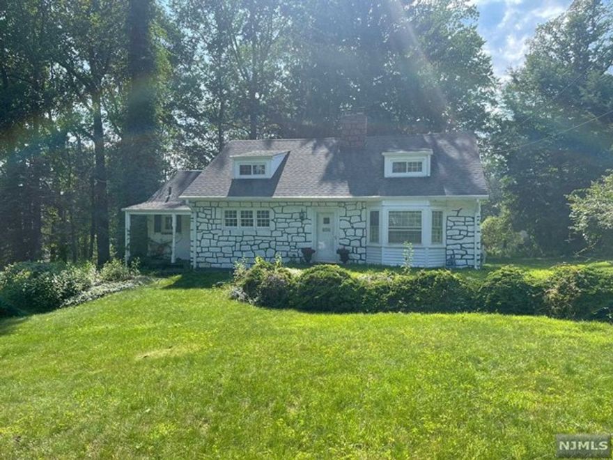 Perfect house to rent in Woodcliff lake with great schools. Close to all highways, shopping, town pool and house of worship.