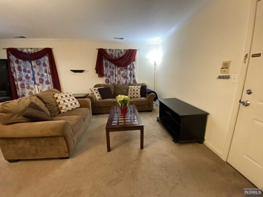 Beautiful one bedroom condo in Garfield, close to parks, restaurants and transportation. Maximum 2 people. It can be rented with furniture as you see in the pictures (at not extra cost) or the furniture can be removed. Reserved one parking located in front of the unit. Laundry room on site and close to the unit. No pets.