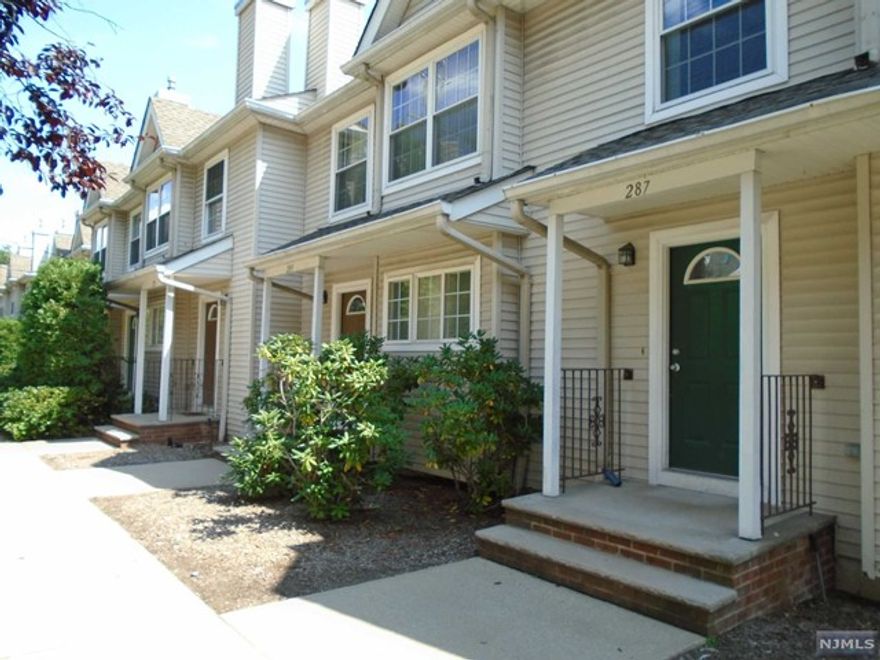 BRIGHT TOWN HOUSE IN EDGEWATER, VERY QUEIT STREET, WALK TO BUS, CLOSE TO FERRY, SHOPPING, ATTACHED 2 CAR GARAGE, DEN, HARDWOOD FLOORS, ALL CREDIT AND AND REFERENCE REQ. THIS IS A BEAUTIFUL UNIT.