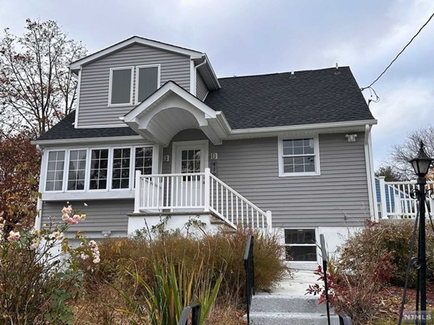 Discover the perfect blend of comfort and style in this newly renovated one-bedroom, one-bathroom unit. Embracing modern design and functionality, this space offers a cozy retreat. Situated conveniently with access to public transportation, this apartment provides ease of travel to the city. Don't miss out on the opportunity to call this charming abode your home sweet home.