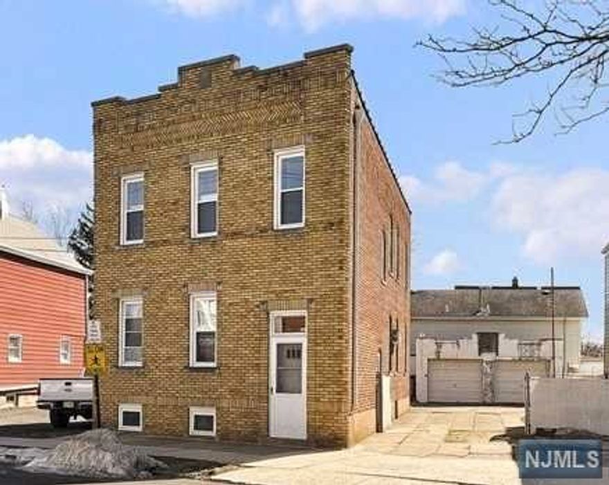 Immaculate, Large 3 Bedroom 2nd floor apt available with off street parking, on site laundry hook ups, and a fenced in back yard. Property has only been family occupied. Tenant share utility bills with first floor tenant.