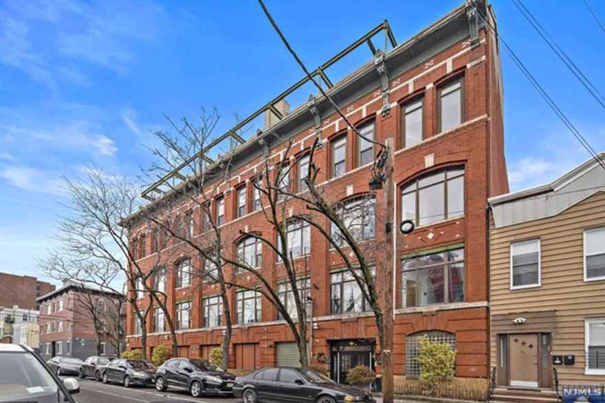 This studio apartment that offers high ceilings, over-sized windows ample storage and open floor plan! This home features Hardwood floors, and central air! Located in Sherman Ave in J.C. Heights with easy access to shopping, dining, and nightlife and NYC transit!