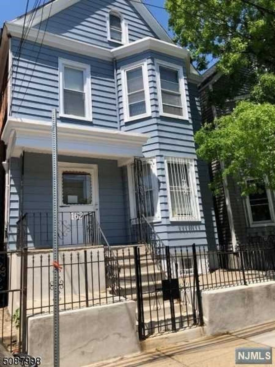 Minutes to Newark Penn Station. Easy commute to NYC. Enjoy Branchburg Park, Ironbound and downtown restaurants, cafes and shopping. Street parking only. Shared use of backyard. No use of basement.
