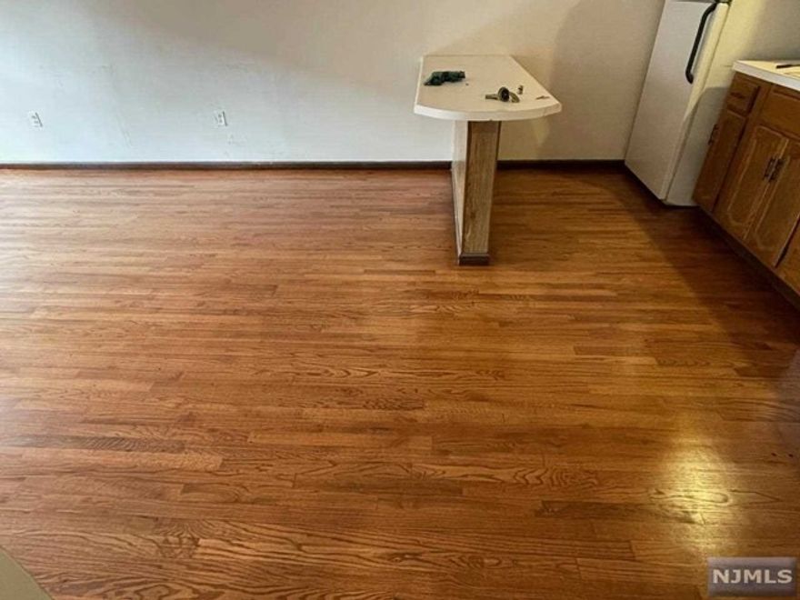 Bright and airy one bedroom unit. Great open floor plan, newly renovated hardwood floors and freshly painted. Close to schools, restaurants, shops and publc transportation.