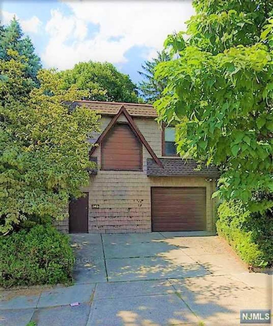 OPPORTUNITY TO BUY MIXED USE PROPERTY IN A GREAT LOCATION IN PROSPECT PARK, LOCATED WITHIN 5 MILES OF BERGEN COUNTY. 1800 SQFT, 2 LEVELS WITH APPROXIMATELY 900SQFT ON EACH LEVEL. 1/2 BATH, GARAGE DOOR ACCESS ON BOTH LEVELS. CAN USE SPACE AS STORAGE, OFFICE, RETAIL, APT UPPER FLOOR.... MULITIPLE WAYS OF USE FOR THIS PROPERTY. GREAT SPACE TO USE FOR A BUSINESS. PROPERTY TAXES ARE REASONABLE - SAVE YOURSELF RENT AND OWN WHERE YOUR BUSINESS IS! ZONING INFO INCLUDED WITH LISTING DOCS.