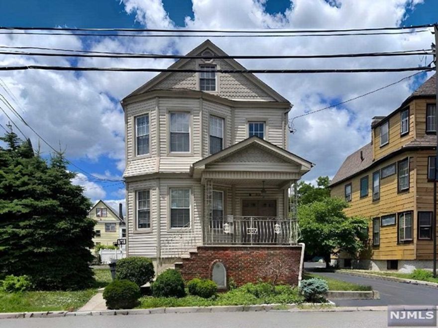 Welcome home to this 1st floor unit with great lighting and spacious rooms. Featuring a living room, eat in kitchen, 3 bedrooms and 1 bath. Private use of backyard area included. Easy commute to NYC (1 block from public bus to Harrison Path station). 1 block away from brand new laundromat with parking! Easy access to all major highways, schools and shopping. Pets accepted.