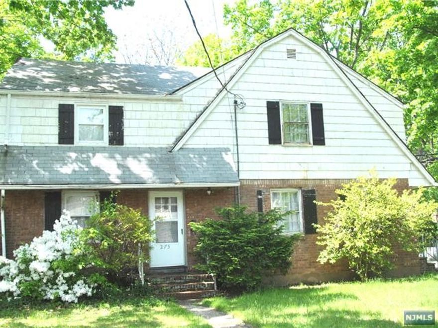 Duplex unit close to schools, NYC Transportation and Town Center. Hardwood floors, renovated kitchen with granite countertop, deck off the kitchen. 2nd floor offers 2 good size bedroom and a renovated bath. The ground floor houses the laundry, utilities, and access to garage. Tenant is responsible for lawn care, including leaf and snow removal. Tenant pays for elect, gas, hot & cold water. Tenant pays 1.5 Security, 1 month Commission. Lease Application & TNT credit report, & pay stubs are required.