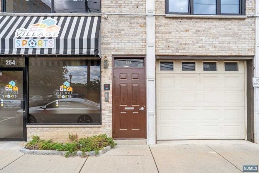 Newly renovated apartment. New picture windows in Living Room and Front Bedroom. Living Room, Dining area, kitchen w/SS appliances,2 Bdrms (2nd room is a large room which can be used as family rm or bedroom), 2 Baths. Yard, 1 pkng space available- in a private lot behind the bldg. On Gorge Rd