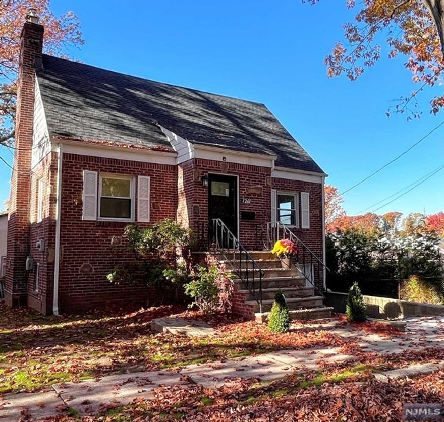 Renovated 3 bedroom 3 full bathroom single family house located in a cul-de-sac. Paver patio back yard with large yard. Super quiet and private street. Full finished basement with walk out.