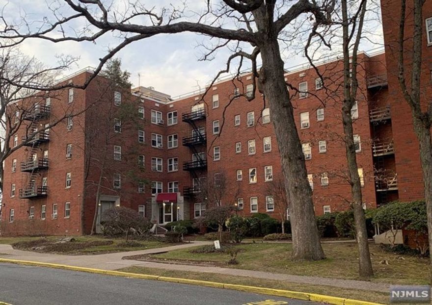 Quiet Top floor. Elevator building. 1 detached car garage(#68) with storage space. Open kitchen with big size of center island. Low tax & maintenance fee, included Hot & Cold Water and Heat. Laundry is in the basement. Walking distance NYC bus stop, H-Mart, CVS, Fedex, UPS, Restaurants, bank and school #3.