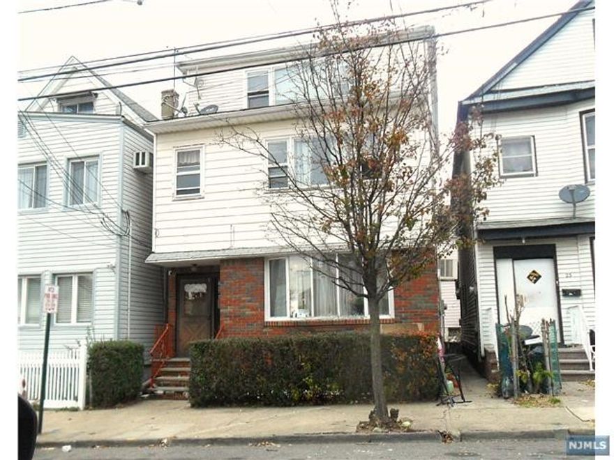 Spacious 2 Bedroom apartment. Tenants are currently living there until November 30. Close to shopping centers and public transportation.