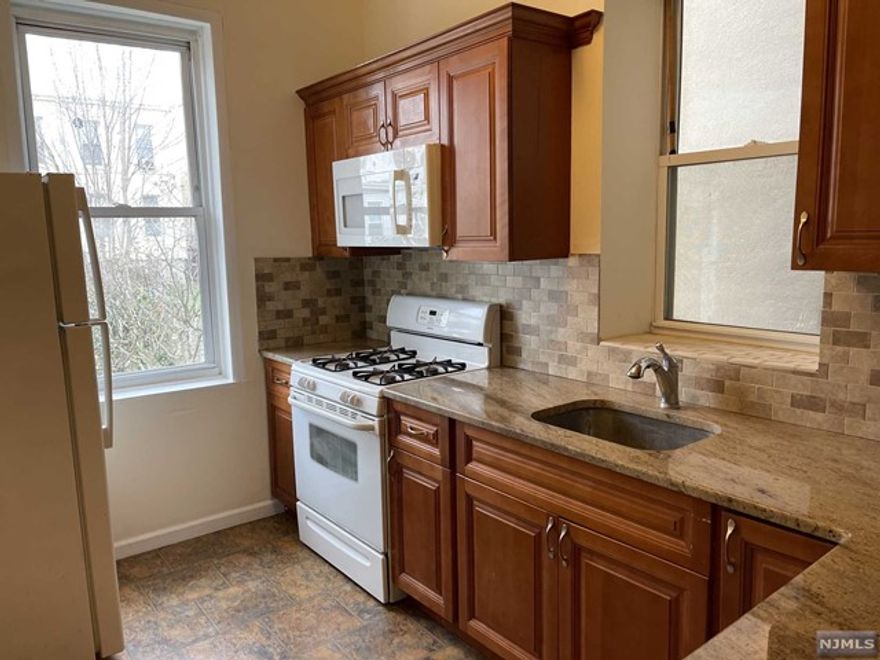 Spacious 1 Bedroom plus Den/Office with Separate Dining Room. Railroad style unit. Great Location close to parks, public transportation, and restaurants.